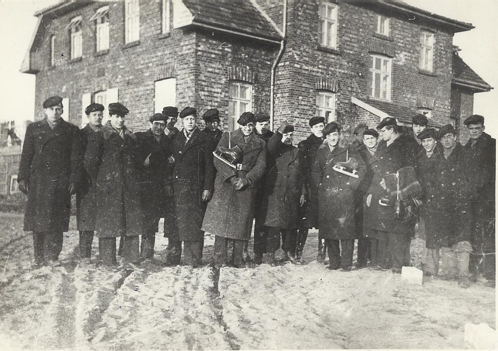 Rejówka (k. Góry Kalwarii), ośrodek wakacyjny i szkolenia wojskowego Gimnazjum im. Mikołaja Reja w Warszawie. Czwarty od lewej Bolesław Gleichgewicht.