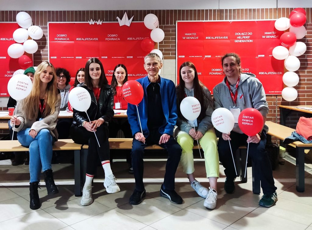 Studenci i dziekan na akcji DKMS