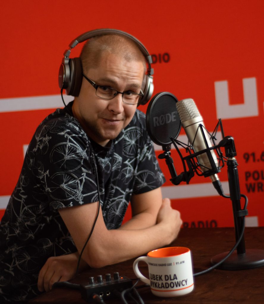 Piotr Dyszewski w radiu.